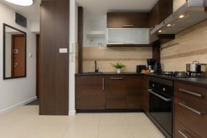 Kuchyňa alebo kuchynka v ubytovaní Family Apartment near PGE Narodowy by Noclegi Renters