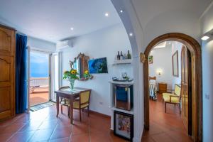 un soggiorno con tavolo e una sala da pranzo di Villa Briganti Exclusive Seaview Terrace a Positano