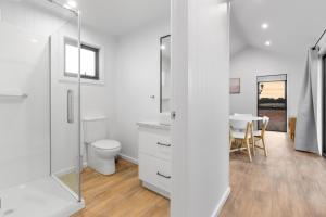 biała łazienka z toaletą i umywalką w obiekcie Three Ponds Estate w mieście Temora