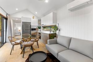 uma sala de estar com um sofá e uma mesa em Three Ponds Estate em Temora