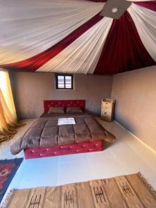 Postel nebo postele na pokoji v ubytování Wadi Rum Desert Base Camp