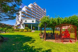 ein roter Käfig in einem Hof vor einem Gebäude in der Unterkunft Xon's Platja HA in Empuriabrava