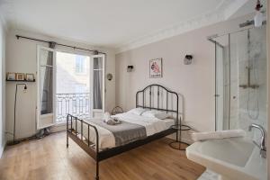 um quarto com uma cama, uma banheira e um lavatório em Apartment Parc des expositions by Studio prestige em Paris