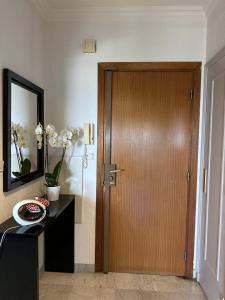 ヴィルヌーヴ・ルベにあるBel appartement avec vue merのデスク付きの客室内の木製ドア