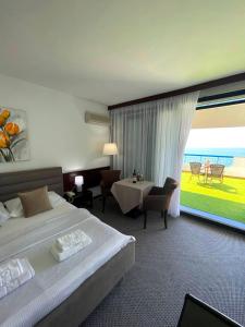 een hotelkamer met een bed en een groot raam bij CORPUS A - Hotel Albatros in Ulcinj