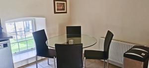 Posezení v ubytování 2 Bed Courtyard Apartment at Rockfield House Kells in Meath - Short Term Let