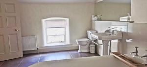 Fotografie z fotogalerie ubytování 2 Bed Courtyard Apartment at Rockfield House Kells in Meath - Short Term Let v destinaci Kells