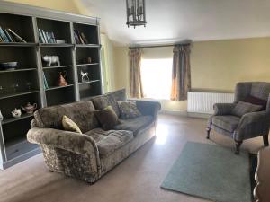 sala de estar con sofá y 2 sillas en 2 Bed Courtyard Apartment at Rockfield House Kells in Meath - Short Term Let en Kells