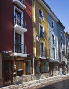 eine Person, die eine Straße entlang geht, neben einem Gebäude in der Unterkunft El Albergue de la Catedral in Vitoria-Gasteiz