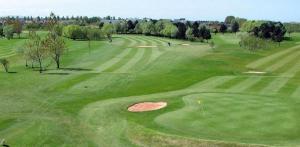 uma vista aérea de um campo de golfe verde em Redstone Rise Luxury house sleeps 7 em Birkenhead