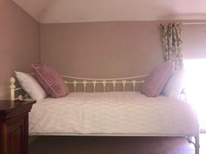 Postel nebo postele na pokoji v ubytování 2 Bed Courtyard Apartment at Rockfield House Kells in Meath - Short Term Let