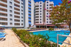 ein Schwimmbad in einem Hotel mit hohen Gebäuden in der Unterkunft Xon's Platja HA in Empuriabrava + 54 Fotos