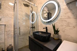 baño con lavabo negro y espejo en Apartment Judy, Terrace&Garden, 80m from the Beach en Sveti Filip i Jakov