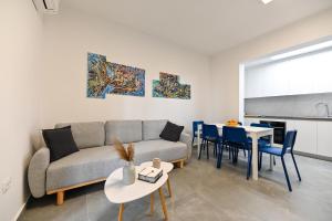 een woonkamer met een bank en een tafel en stoelen bij Apartment Judy, Terrace&Garden, 80m from the Beach in Sveti Filip i Jakov