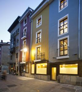 eine Reihe von Gebäuden in einer Stadtstraße in der Unterkunft El Albergue de la Catedral in Vitoria-Gasteiz