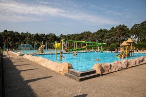 Bocholt的住宿－Familiepark Goolderheide，一个大型游泳池,人们在里面玩耍