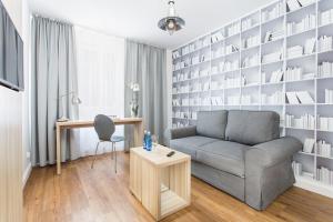 uma sala de estar com um sofá e uma mesa em Smart Hotel em Gdansk