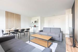 - un salon avec un canapé et une table dans l'établissement Agréable appartement prés de Paris - II, aux Lilas