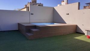 a small swimming pool on the side of a building at Sortie - Rio in Rosario