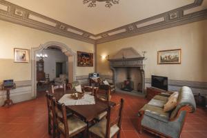 sala de estar con mesa y chimenea en Casa Livia - Stately house with elevator en Lucignano