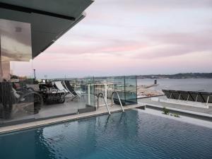 una piscina con vista sull'acqua di Modern Villa with Sea & River View Pool and Gym. a Lisbona