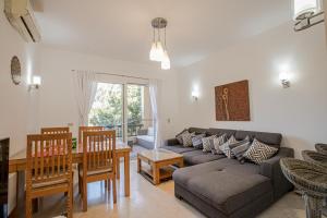 salon z kanapą i stołem w obiekcie 2 Bedroom Condo, with Pool, and Beach & Lagoon Access w mieście Hurghada
