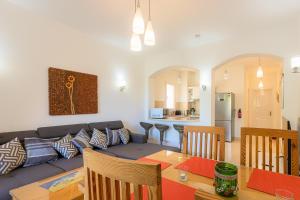 ein Wohnzimmer mit einem Sofa und einem Tisch in der Unterkunft 2 Bedroom Condo, with Pool, and Beach & Lagoon Access in Hurghada