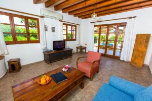 Villa Pomos Med. في بوموس: غرفة معيشة مع أريكة زرقاء وطاولة
