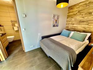 ein kleines Schlafzimmer mit Bett und Badezimmer in der Unterkunft Bakki in Jarðlangsstaðir + 39 Fotos