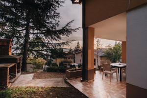 een terras met een tafel en stoelen bij Villa Pandora in Ohrid