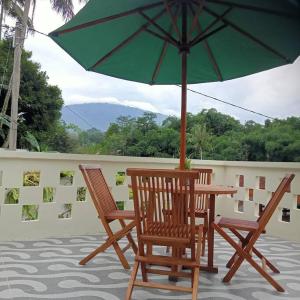 Balkon atau teras di Homey Vacation Villa (Omah Warisan Ciawi)