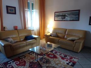 Posedenie v ubytovaní Appartamento con incantevole vista mare