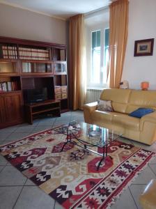 uma sala de estar com um sofá e um tapete em Appartamento con incantevole vista mare em Livorno