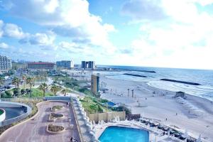 uma vista aérea de uma praia e do oceano em Daniel Hotel - Residence Seaside Luxury Flat em Herzeliya
