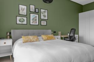 Postel nebo postele na pokoji v ubytování Luxurious Villa with Stunning Lake Views