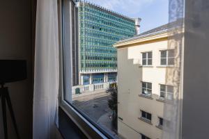 una ventana de un edificio con vistas en Bright stylish apartment with a balcony in a top location, en Viena