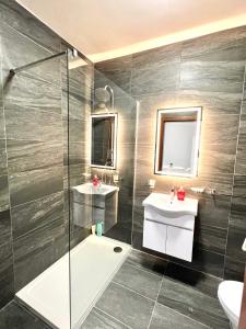 Ένα μπάνιο στο Condo with Patio overlooking Piazza