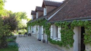 a house with ivy growing on the side of it at Monteaux - Les Rabris in Monteaux