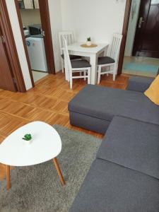 een woonkamer met een bank en een tafel bij Smiley 2 - Subotica Centar in Subotica
