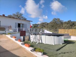 una casa con una tienda en el césped en Villa Saudade, casa entre encinas, en El Castillo de las Guardas