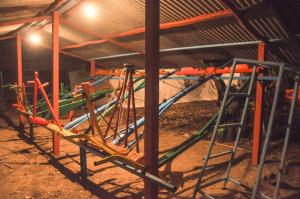 een fitnessruimte met een heleboel speeltoestellen bij VedKasturi Farmstay - Agrotourism in Giravali
