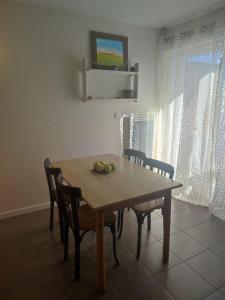 una mesa de comedor y sillas en una habitación en Studio avec vue panoramique sur la montagne, en Font-Romeu-Odeillo-Via