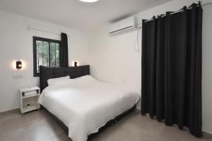 Postel nebo postele na pokoji v ubytování לוי-קיישן דירת גן וסוויטות נוף ברחוב הפלמח