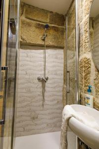 uma casa de banho com um chuveiro e um lavatório. em A de Calón em Marín