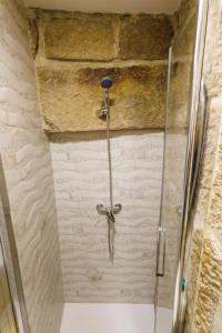 eine Dusche in einem Badezimmer mit einer Steinwand in der Unterkunft A de Calón in Marín + 38 Fotos