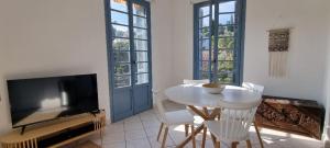 TV a/nebo společenská místnost v ubytování Bright Appartment perfect location