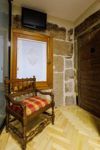 eine Sitzbank in einem Zimmer mit Fenster in der Unterkunft A de Calón in Marín