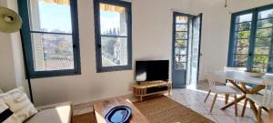 TV a/nebo společenská místnost v ubytování Bright Appartment perfect location