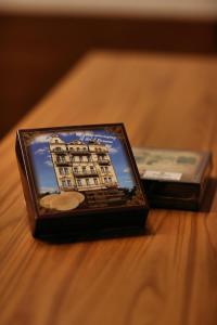 uma pequena caixa de madeira com uma imagem de um edifício em Romania em Karlovy Vary