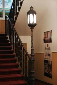 una luz de la calle junto a una escalera con una escalera en Romania en Karlovy Vary